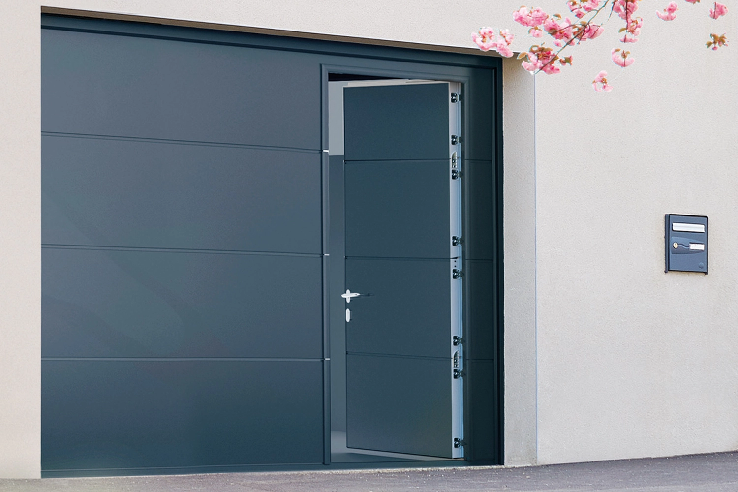 Montage Mündlein - Bauen und Renovieren - Fragment eines Luxushauses mit Garagentor in Vancouver, Kanada.