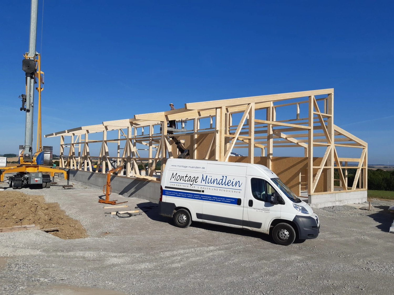 Montage Mündlein - Bauen und Renovieren - Männlicher Arbeiter mit elektrischer Bohrmaschine beim Einbau des Türschließblechs zu Hause, Nahaufnahme